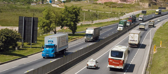 Camiones en Brasil Carretera con camiones en Brasil
