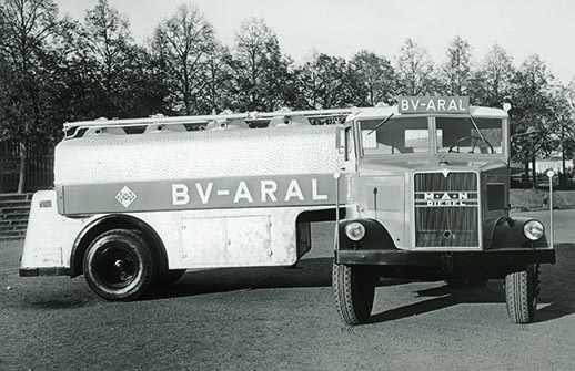 Una tractora de la gama MK de 1937 para transporte de combustible