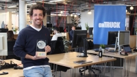 Iñigo Juantegui, CEO y cofundador de Ontruck, posa con el trofeo Lean &amp; Green