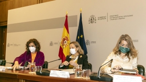Ministra de Asuntos Económicos, Nadia Calviño; la ministra de Hacienda, María Jesús Montero, y la ministra de Transportes,  Raquel Sánchez.