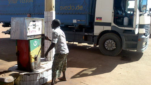 Gasolinera en África