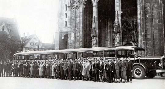 Gigantesco modelo con semirremolque de autobús para 170 pasajeros, realizado por Kässbohrer