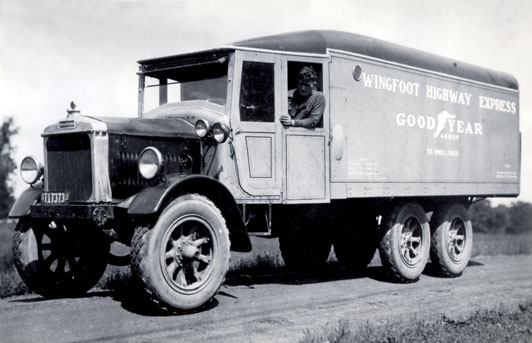 Camión marca Goodyear de fabricación propia