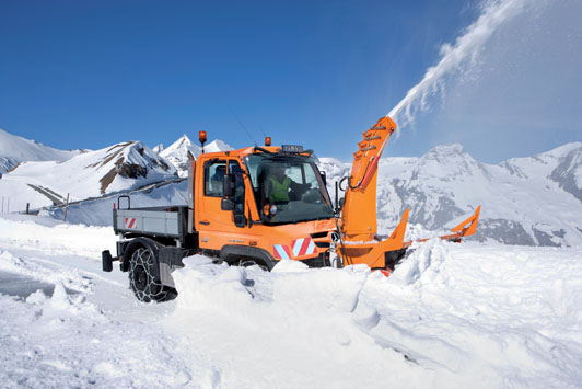 Unimog con implementos