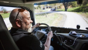 Conductor veterano conduciendo un camión