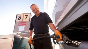 Transportista echando combustible al camión