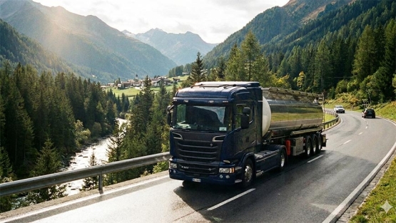 Camión cisterna circulando por carretera