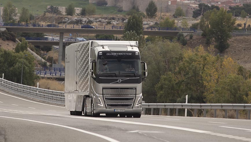 Camión Volvo circulando por carretera