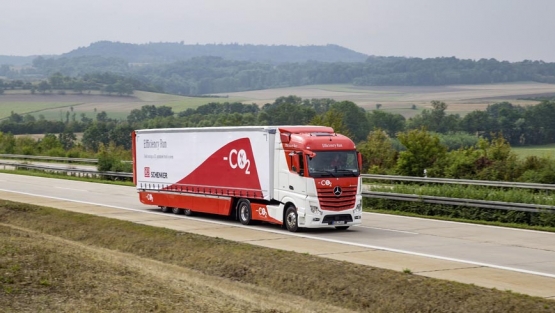 Camion en carretera por un transporte sostenible