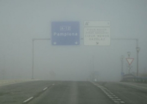 Carretera con niebla