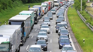 Atasco de vehículos en carretera francesa