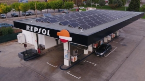 Estación de servicio Repsol con placa fotovoltaica