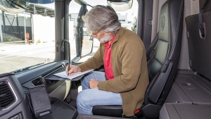 Conductor tomando notas dentro de su camión