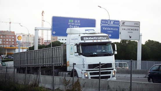 Camión circulando por carretera