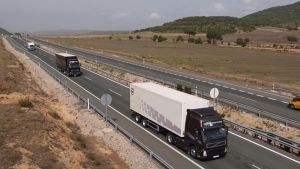 Camiones circulando por carretera