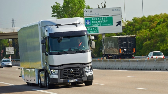 Camión circulando por carretera francesa