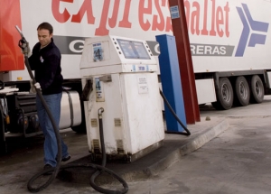 Conductor profesional repostando combustible