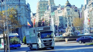 Camión circulando por ciudad