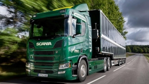 Camión híbrido de Scania con remolque con paneles solares