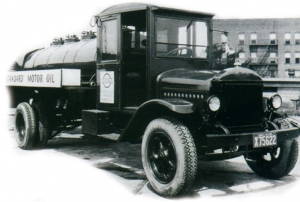 La serie AB, aquí en versión de transporte de gasolina de los años veinte, permaneció 22 años en producción.