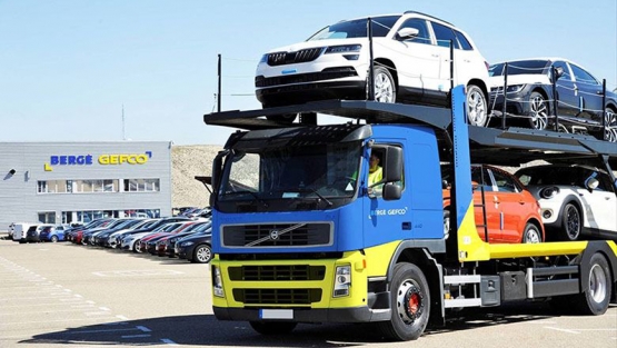 Transporte de vehículos en camión