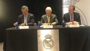 Firma del acuerdo entre la Fundación Real Madrid y Signus