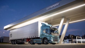 Camión de Volvo Trucks repostando