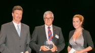 Representantes de Schmitz Cargobull recogen el premio