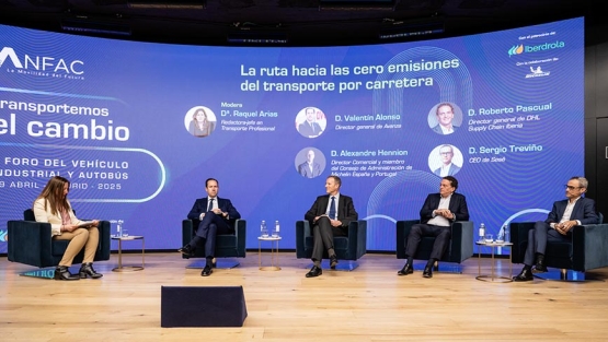 Mesa de debate del Foro “Transportemos el cambio”, organizado por ANFAC.