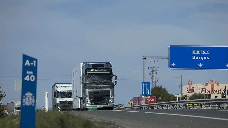 Camión circulando por carretera