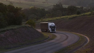 Camión Scania circulando por carretera
