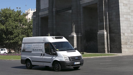 Furgoneta circulando por ciudad