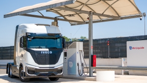 Camión de hidrógeno de Iveco repostando