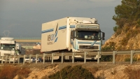 Camión circulando por carretera