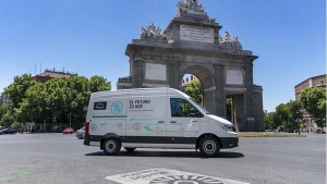 Furgoneta circulando por el centro de Madrid