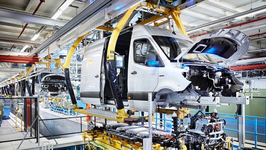 Fabricación de la furgoneta eléctrica Mercedes-Benz eSprinter en la planta de Dusseldorf