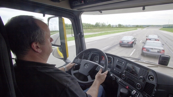 Conductor veterano conduciendo un camión