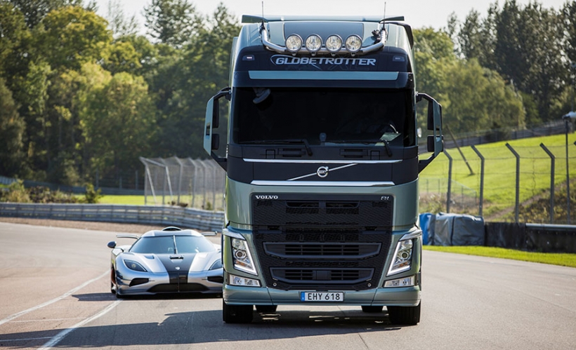 Volvo FH vs  Koenigsegg One:1