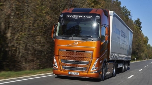 Camión Volvo FH circulando por carretera