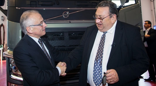 Jean-Pierre Ducournau recibiendo las lleves del Volvo FH