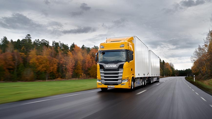 Camión Scania circulando por la carretera