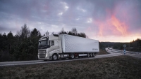 Camión Volvo Trucks circulando por carretera