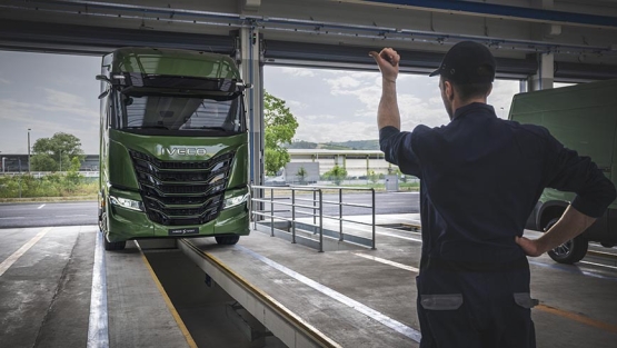 Camión entrando en taller