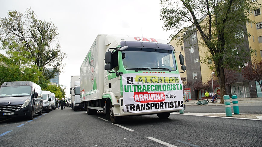 Camión circulando por Madrid