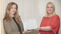 Ester Carrascoso y Virginia López con el Premio Admira