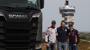 Los hermanos Márquez con el nuevo Scania