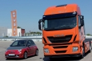 Fiat Abarth 500 contra Iveco Stralis Hi-Way 500