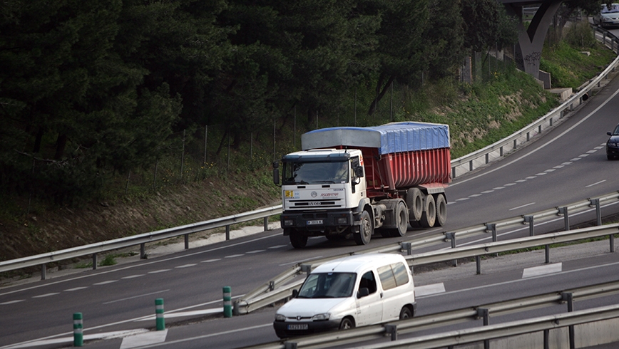 Camión circulando por carretera