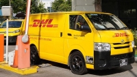 Furgoneta de DHL Express con neumáticos Michelin UPTIS