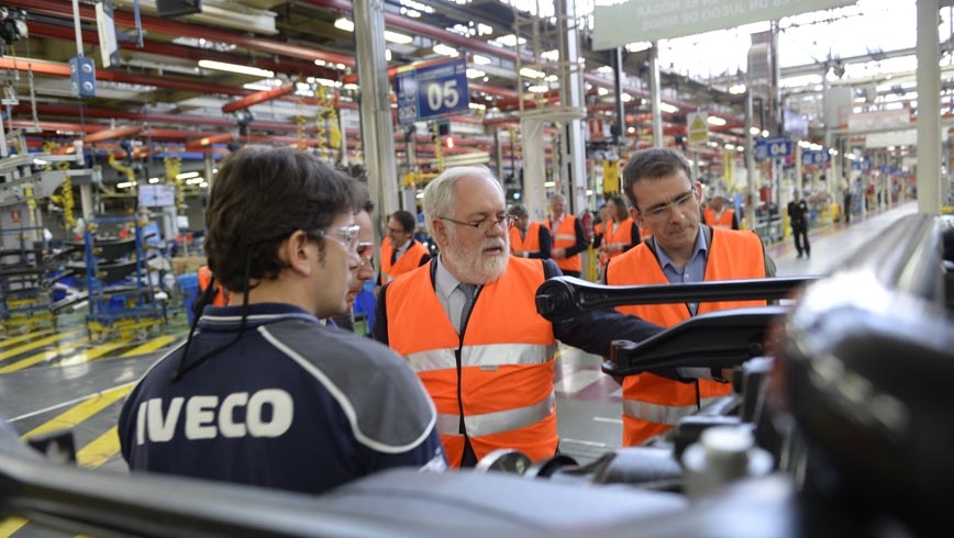 Miguel Arias Cañete en la fábrica de Iveco